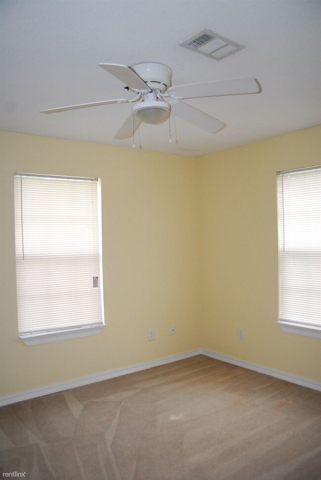 Building Photo - 3 br, 2 bath Triplex - 8700 Spring Ave Apt B