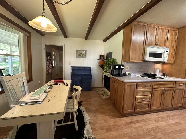 Foto del edificio - Bright Annandale Home with Screened Porch and Prime Access