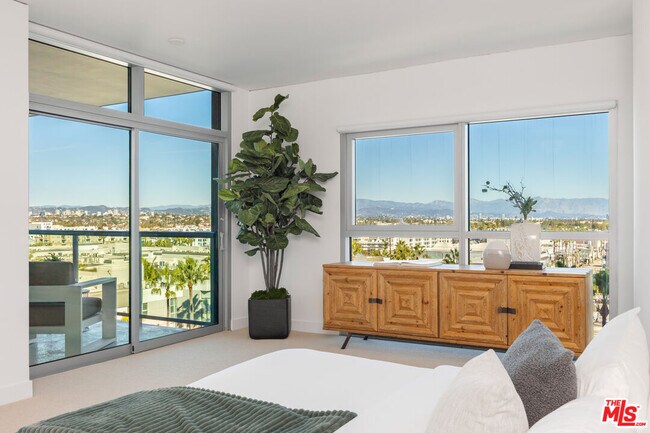 Foto del edificio - 13650 Marina Pointe Dr