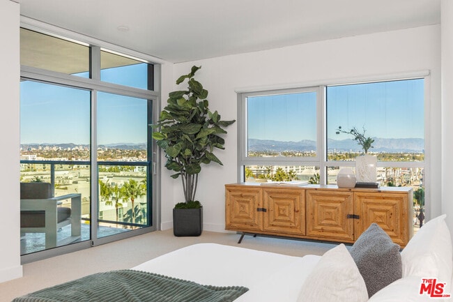 Building Photo - 13650 Marina Pointe Dr