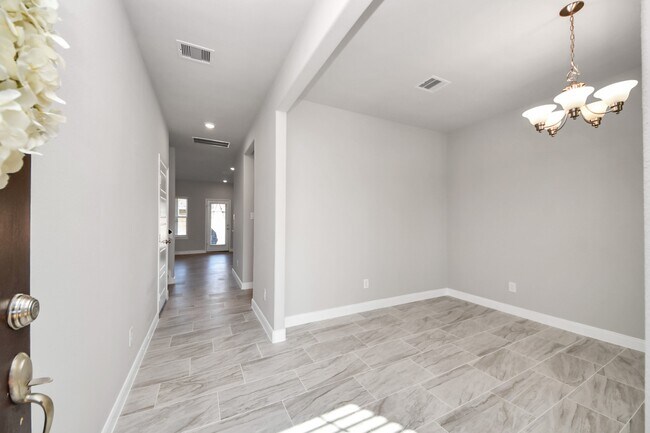 Building Photo - 4414 Silvergrass Ln
