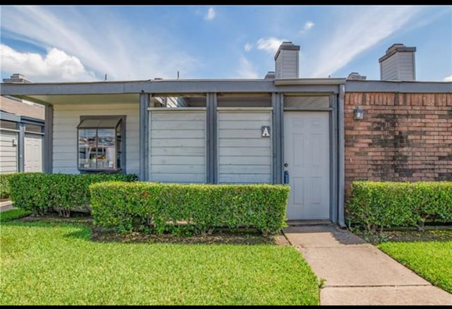 Photo - 606 Bellaire Dr House