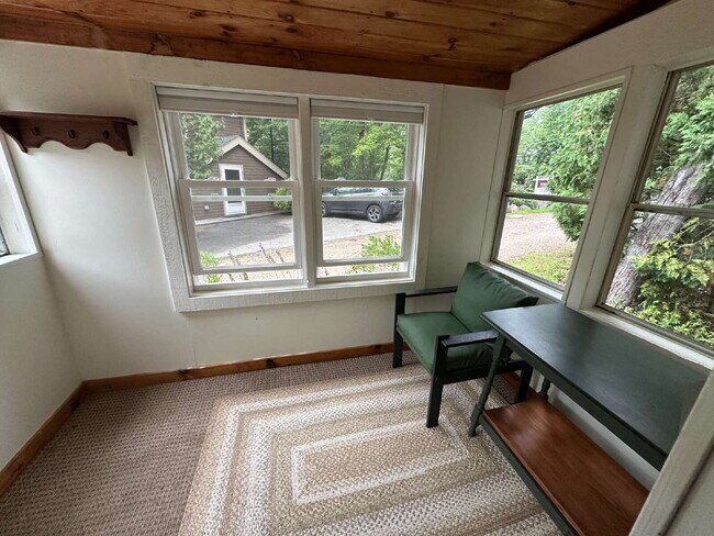 Foto del edificio - Charming Barrington Cottage Retreat: Fully Equipped 1BR Living with Private Yard Space!