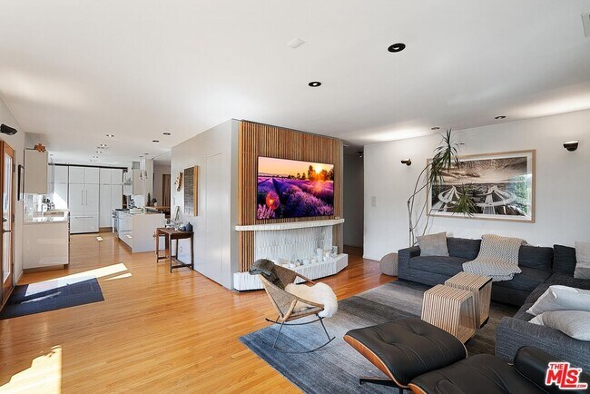Foto del edificio - 1666 S Curson Ave