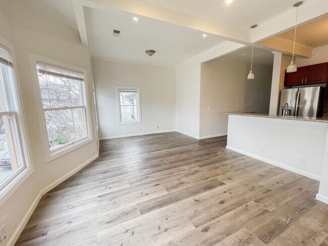 Foto del edificio - 2 Bed 2 Bath Flat Apartment in Old Oakland