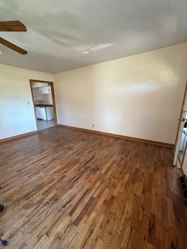 Foto del edificio - 2-3 bedroom, 1 bath, 1 car garage home for rent