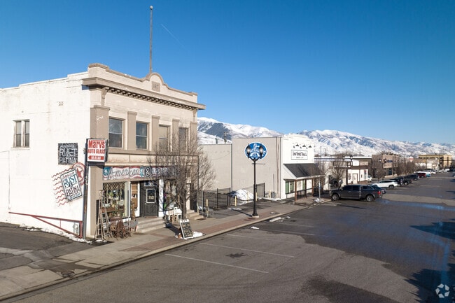 Charming Downtown Layon is filled with shops.