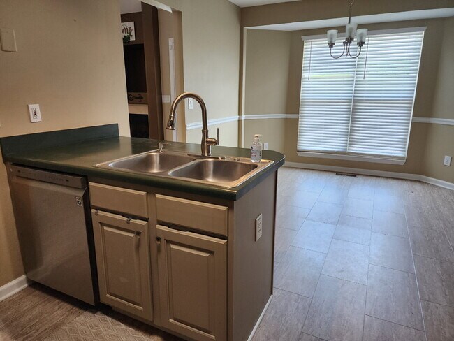 Building Photo - Station Camp Schools zoning! 3 bed with bonus room! Pet friendly!
