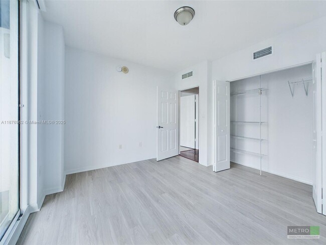 Foto del edificio - 275 NE 18th St