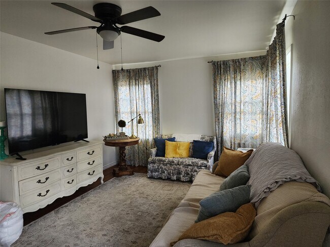 Foto del edificio - 1104 E Sycamore St