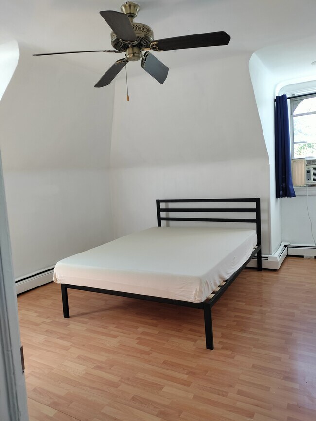 Building Photo - 96 Elm St