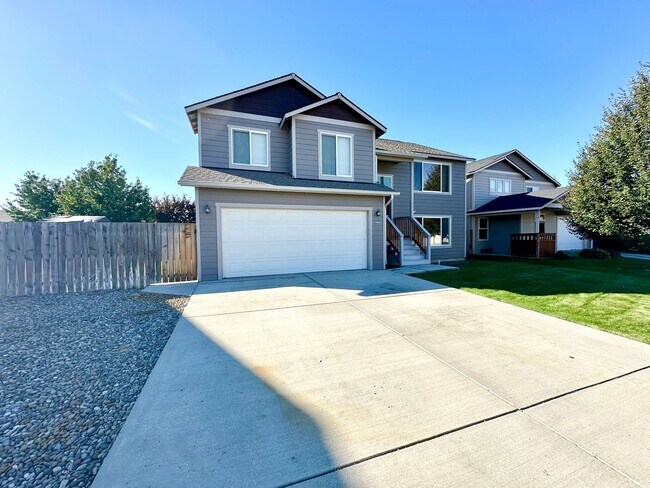 Building Photo - Large 5 Bedroom Home with bonus kitchenette!