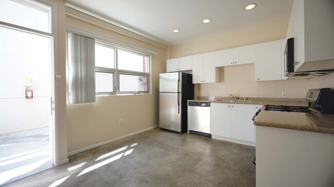 Building Photo - 922 W 23rd St