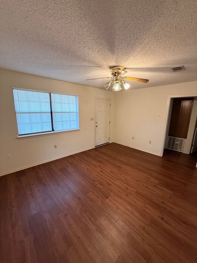 Foto del edificio - 312 E H Pl