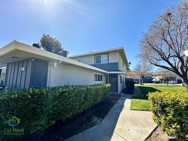 Foto del edificio - $2,495- 2 Bed/1 Bath Two Story Townhome Cl...