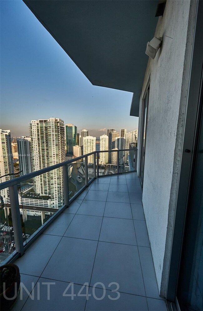 Foto del edificio - 185 SW 7th St