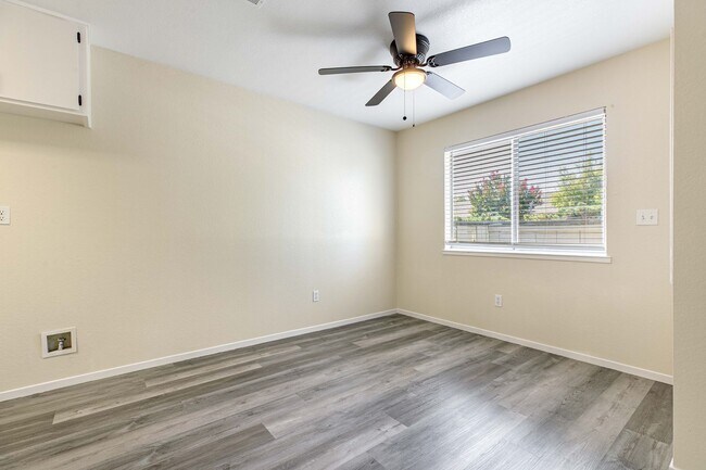 Foto del edificio - 1229 W Roseburg Ave