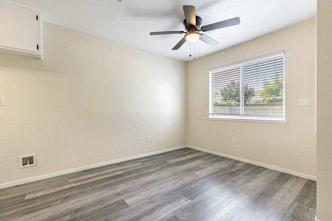 Building Photo - 1229 W Roseburg Ave