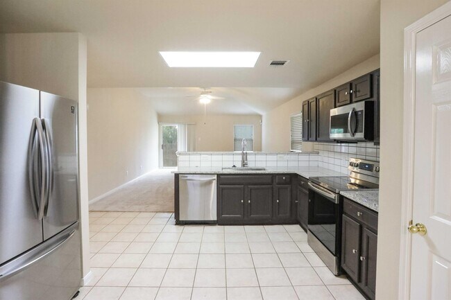 Building Photo - 270 Goldenrod St