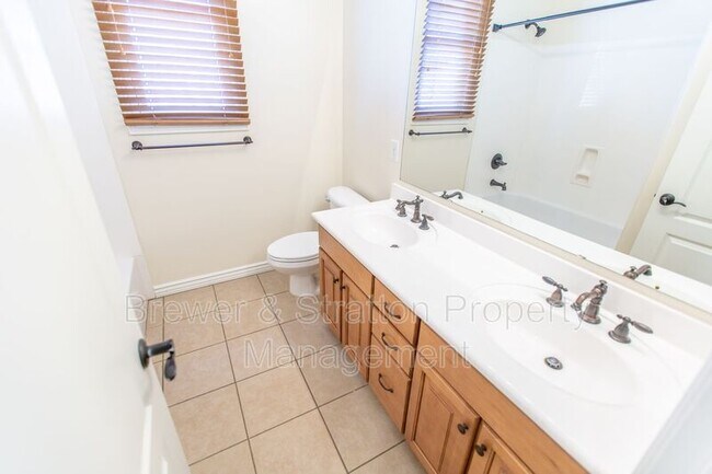 Foto del edificio - 2201 E Azalea Dr