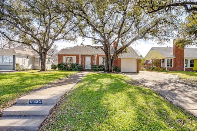 Building Photo - 2 Bed with backyard