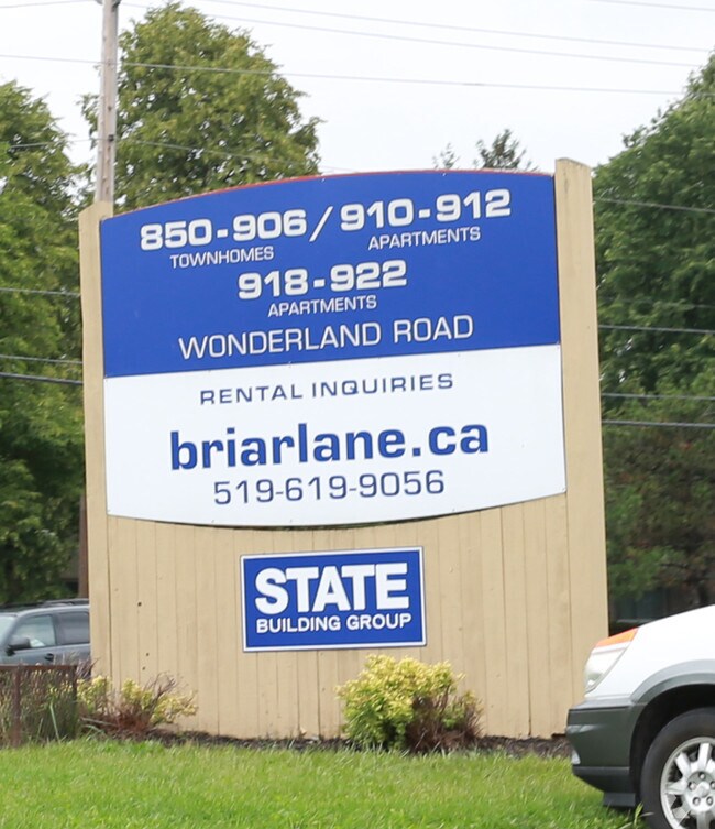 Photo du bâtiment - 918-922 Wonderland Road South