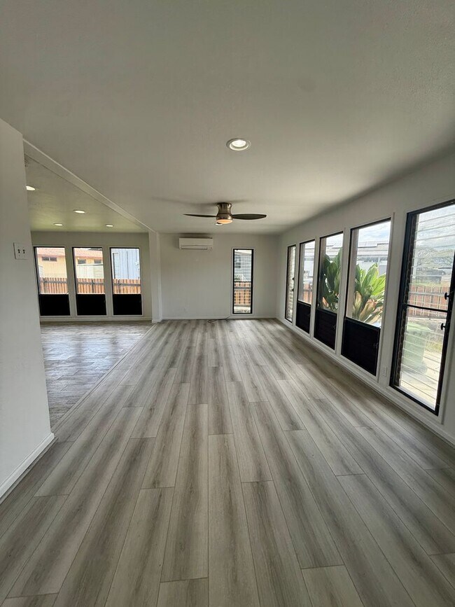 Building Photo - Available Now – 4BR / 2BA House in Aiea – ...