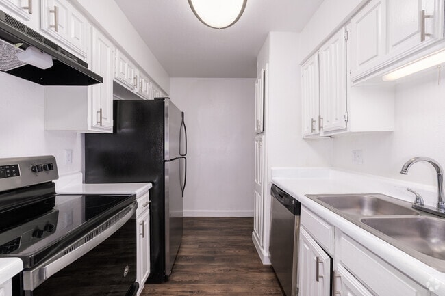 2BR, 1BA - 807SF - Kitchen - La Caliza