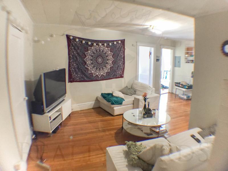 Primary Photo - 124 Warren St