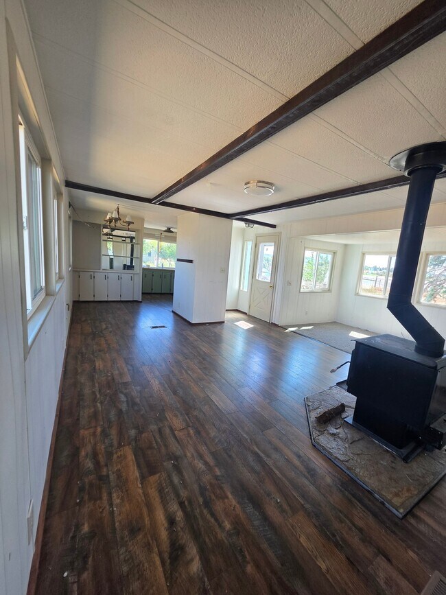 Building Photo - 1112 US-30