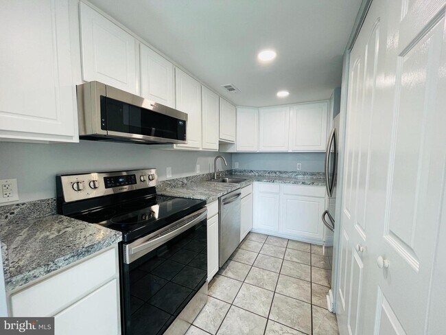 Building Photo - 202 Chesterfield Ln