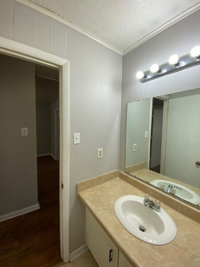 Foto del edificio - 8211 Woodview Dr N