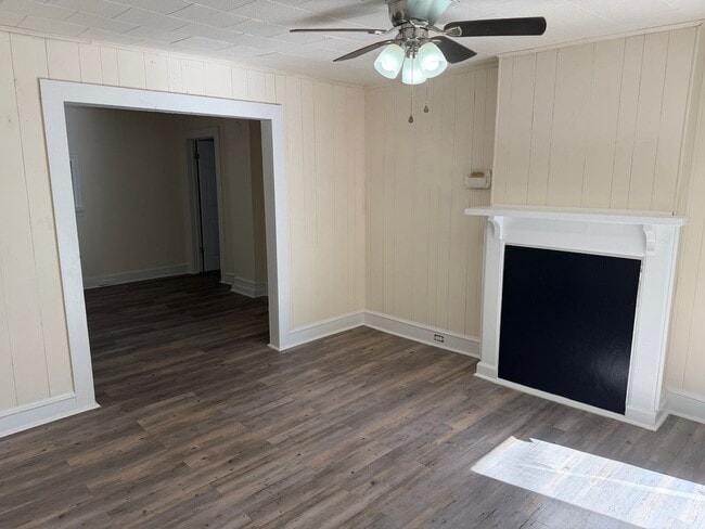 Building Photo - Adorable Two Bedroom Home!