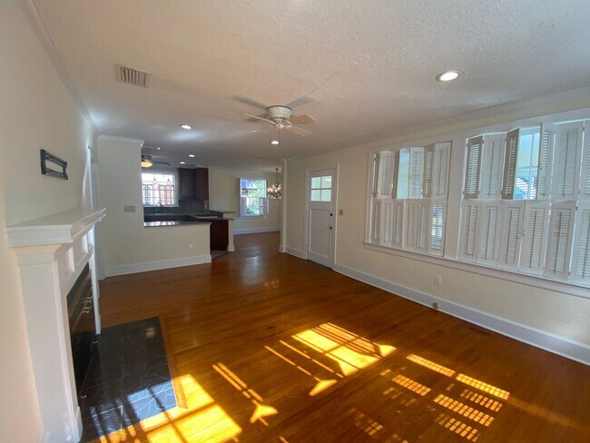 Building Photo - Beautiful Home near San Marco Square!