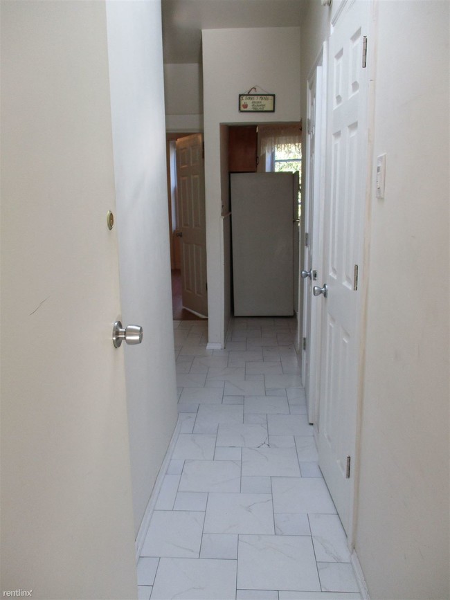 Building Photo - 7241 Metropolitan Ave