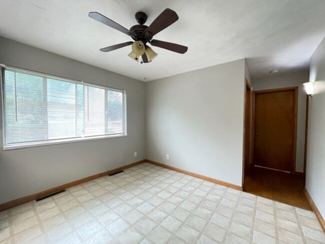 Building Photo - m1071