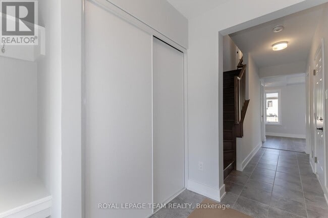 Building Photo - 748 Kinstead Private