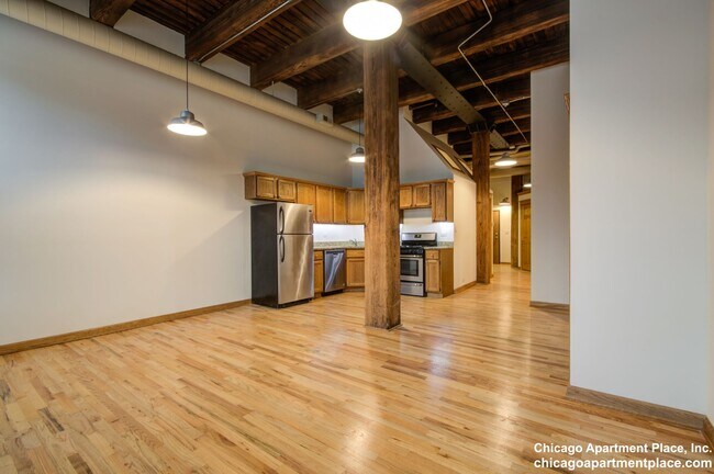 Building Photo - 216 N May St