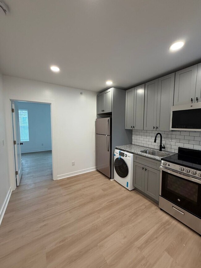 Foto del edificio - Fully Renovated 1-BR Apartment - Available...