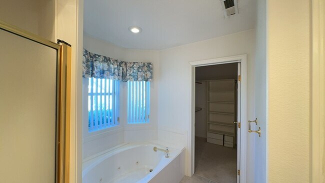 Foto del edificio - Charming Corner Lot Home in Bloomington Hi...