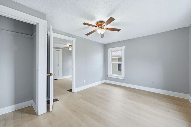 Building Photo - Three bedroom available for an immediate move in!