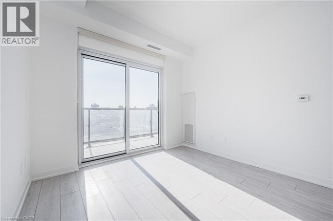 Photo du bâtiment - 55 Duke St W