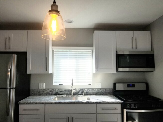 Building Photo - 5013 2 bed 2 bath