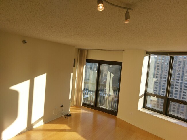 Building Photo - 400 N La Salle Dr