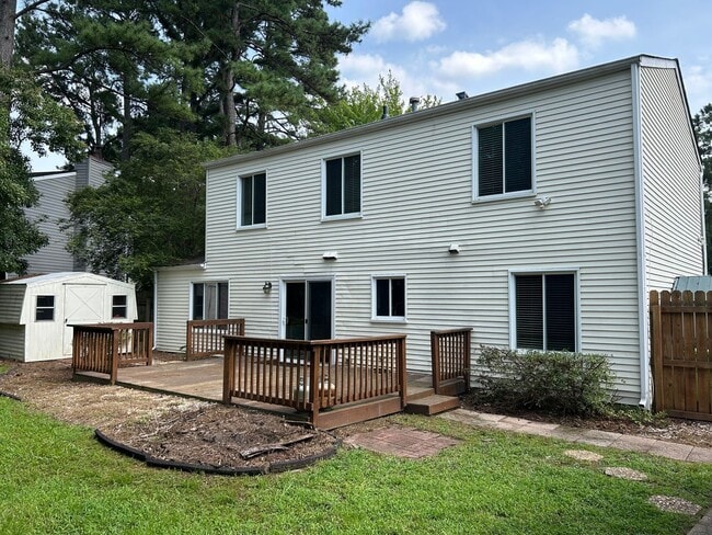 Building Photo - Wonderful 4 bed, 2.5 bath Single Family Ho...