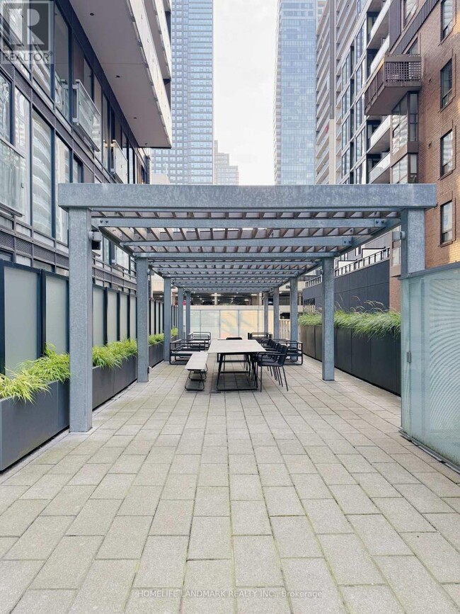 Building Photo - 28 Wellesley St E