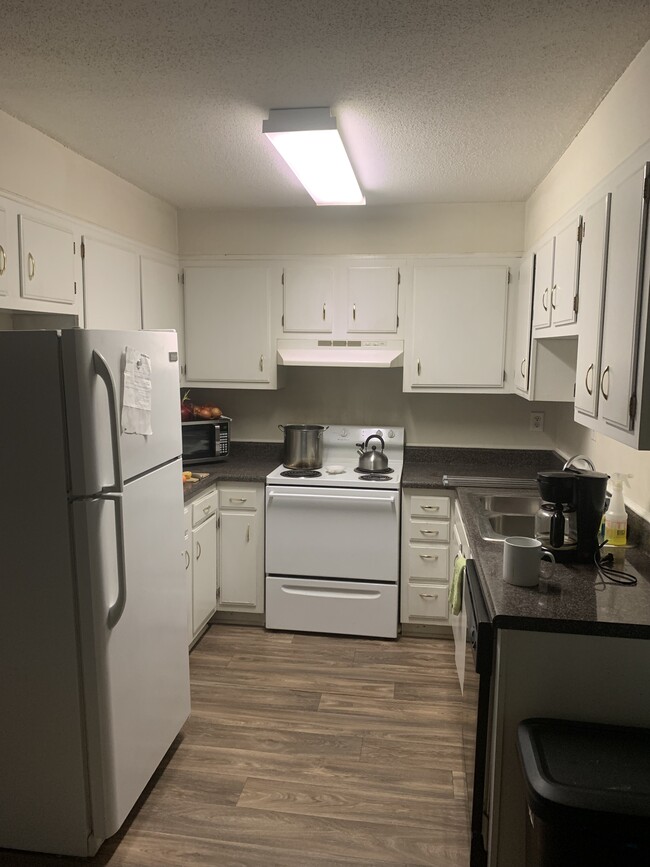 Building Photo - 815 Woodstone Dr
