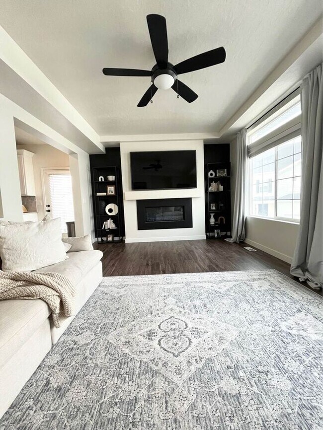 Building Photo - Lovely home for rent in Saratoga Springs.  (Pet Friendly)