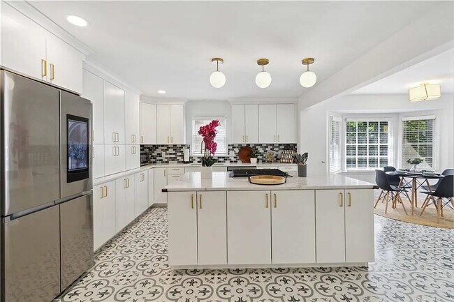 Building Photo - Room in House on Glenwhite Dr