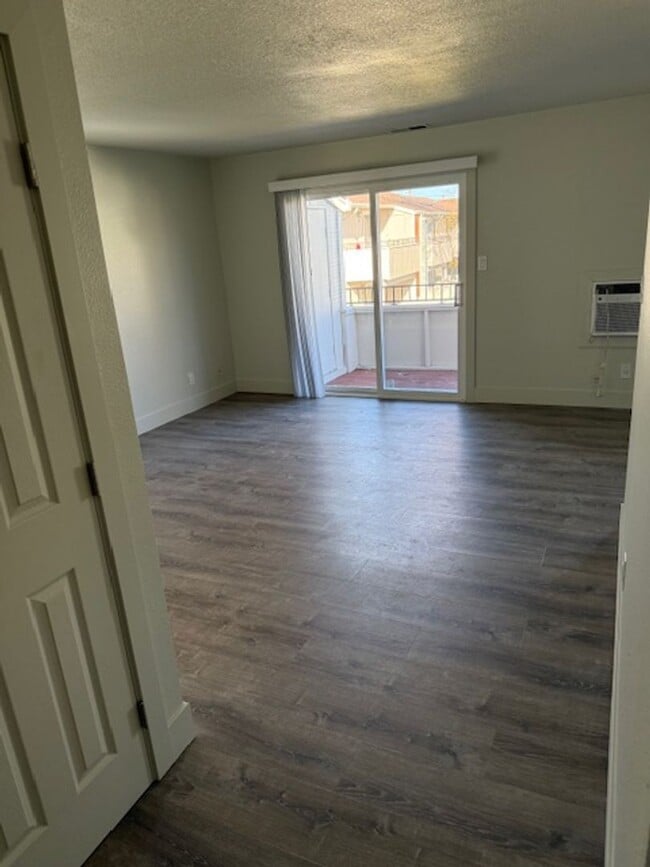 Building Photo - 400 S Saliman Rd